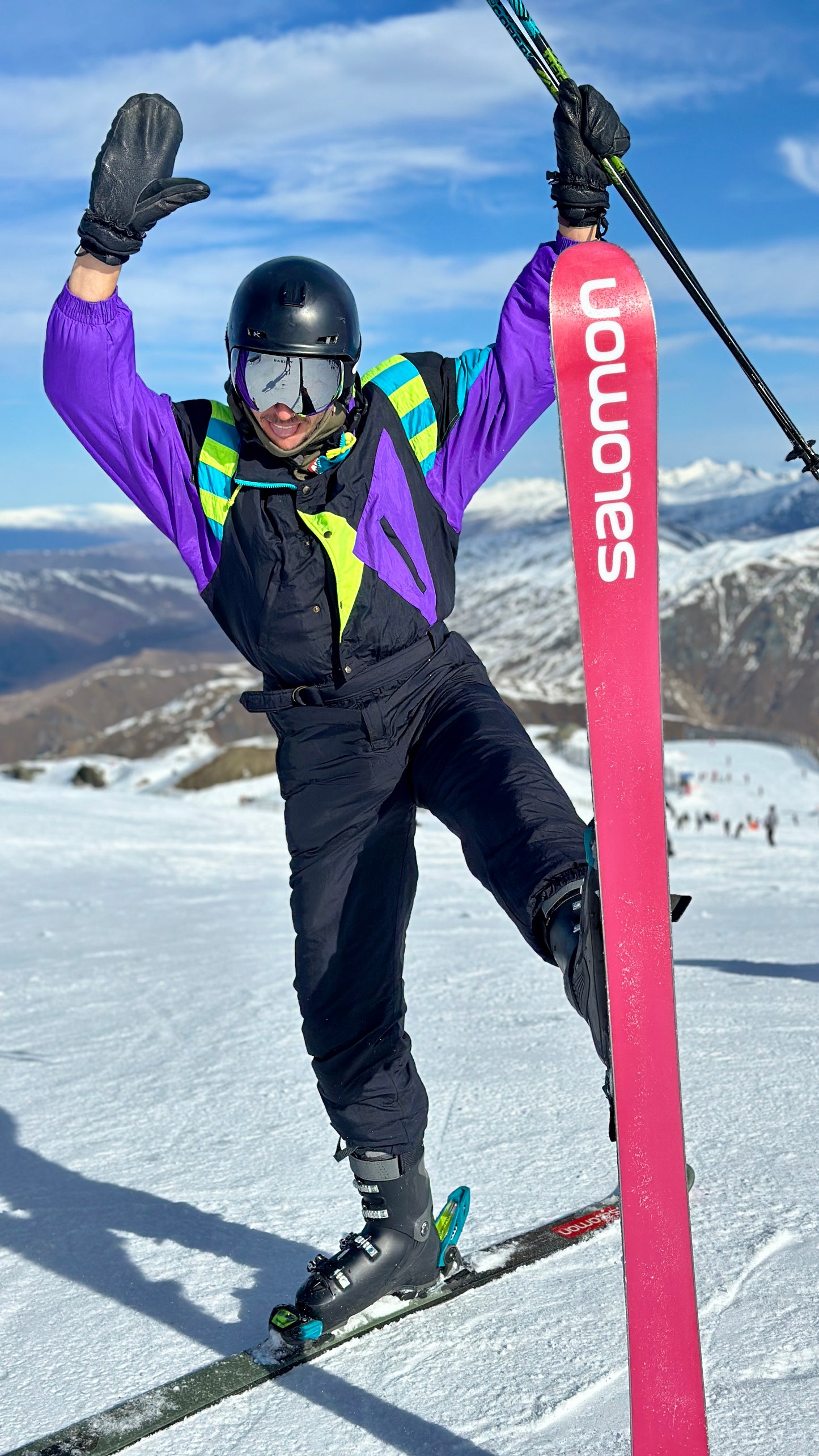 old salomon skis black and yeallow color Golden Team Himalayas Vintage Snow Suit